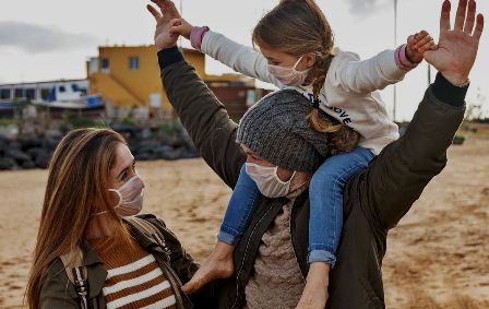 Una empresa canaria vende mascarillas higiénicas hechas con tejido transparente. (eldia.es)