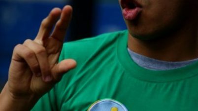 Se aprueba proyecto de ley que reconoce la Lengua de Señas Chilena como la lengua natural y originaria de las personas sordas y con discapacidad auditiva. (elmostrador.cl)