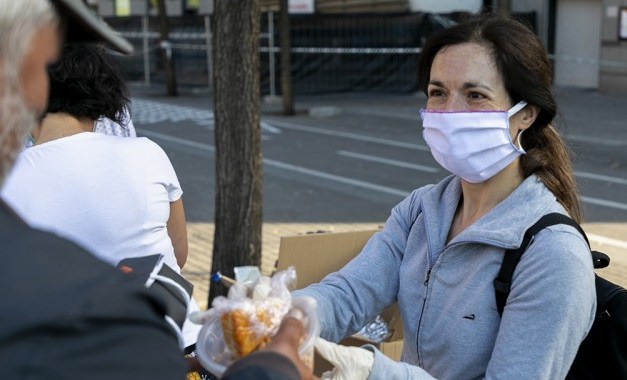 Arrels atén més de 2.600 persones sense llar durant el 2020, l’any de la pandèmia de Covid-19. (social.cat / AMIC)
