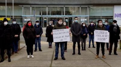Unas veinte personas reclaman un intérprete de signos para dos niños sordos de A Coruña. (elespanol.com)
