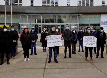 Unas veinte personas reclaman un intérprete de signos para dos niños sordos de A Coruña. (elespanol.com)